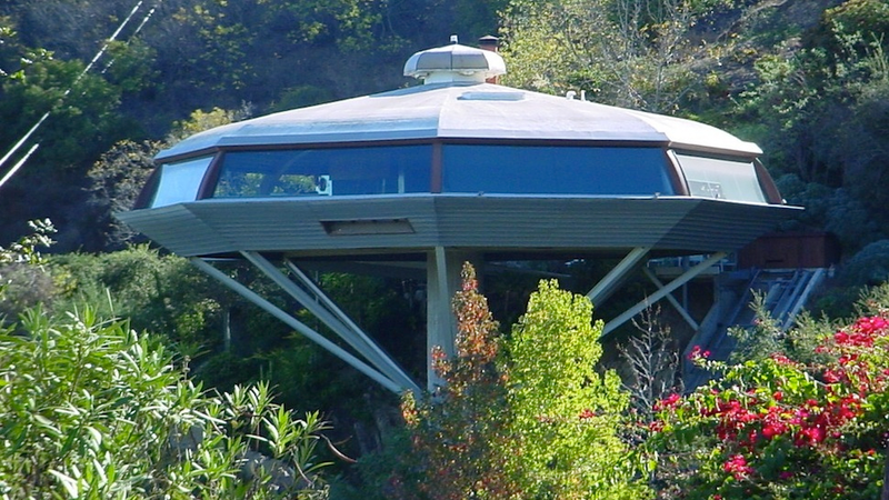 Illustration for article titled Want to live in a spaceship? These houses are for you.